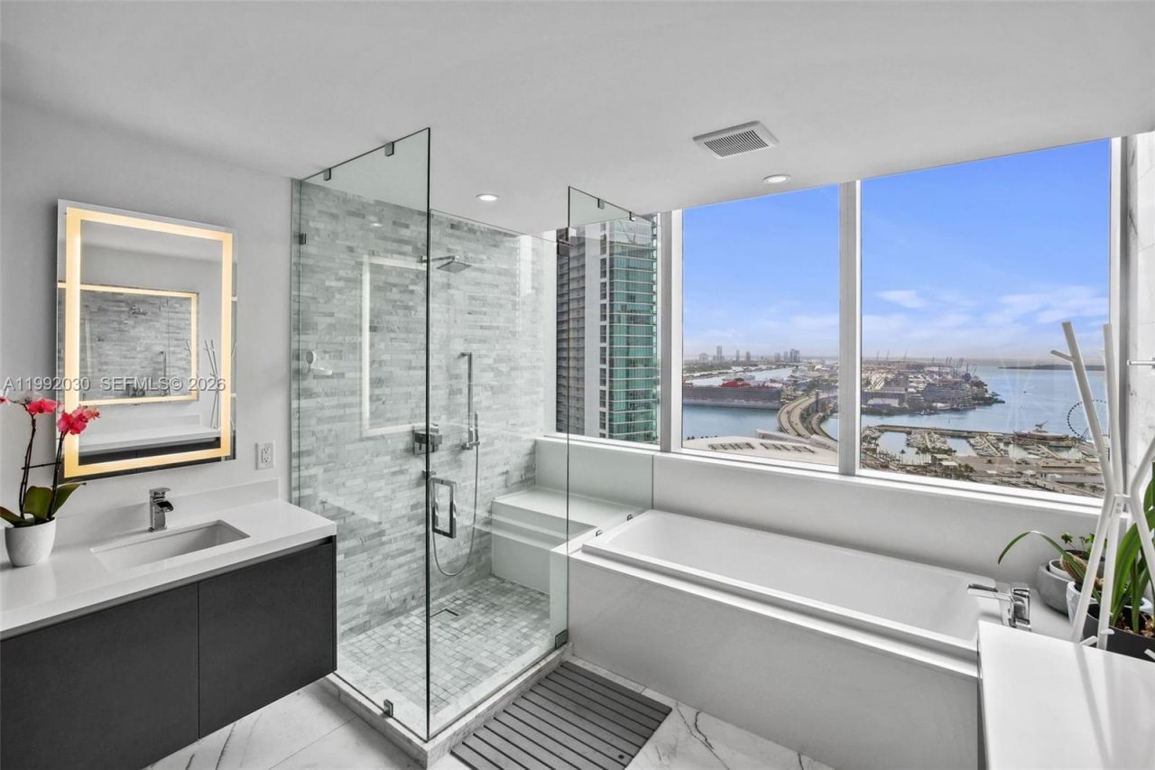 851 NE 1st Ave, Unit 3211, Miami, FL 33132 Photo