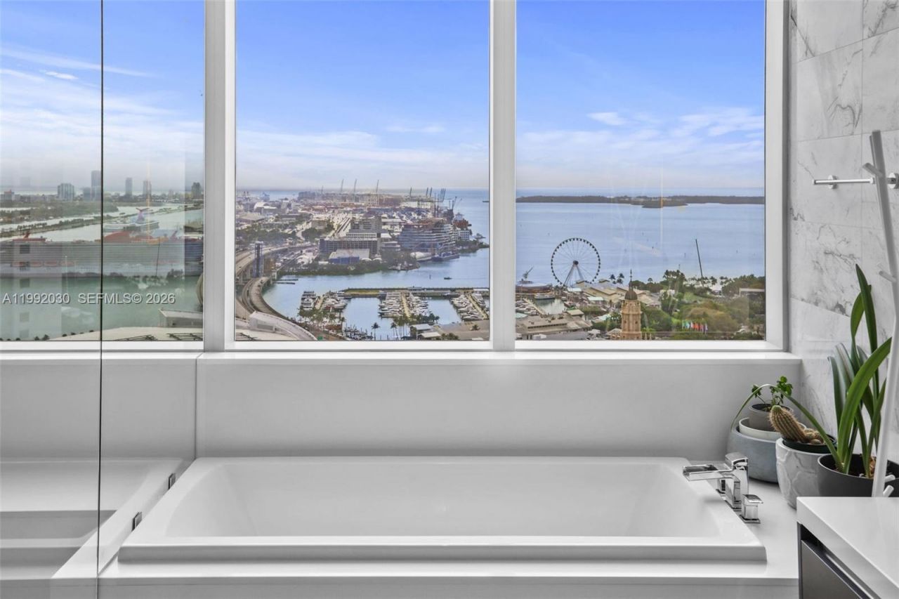 851 NE 1st Ave, Unit 3211, Miami, FL 33132 Photo