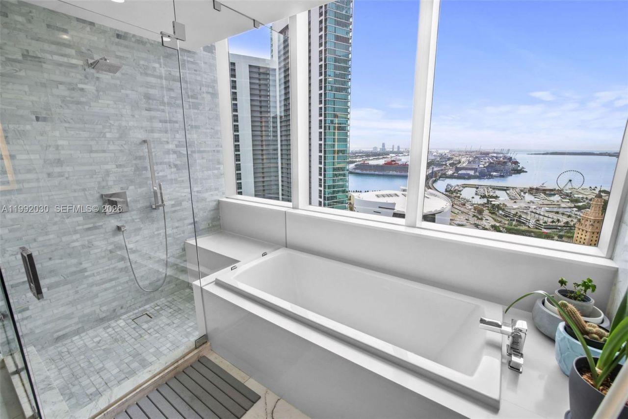 851 NE 1st Ave, Unit 3211, Miami, FL 33132 Photo