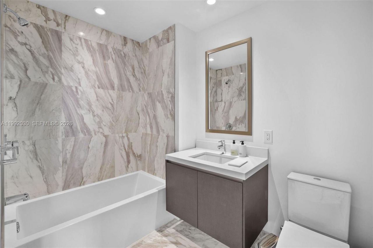 851 NE 1st Ave, Unit 3211, Miami, FL 33132 Photo