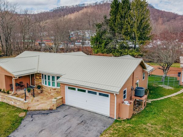 208 14th St, Rainelle, WV 25962