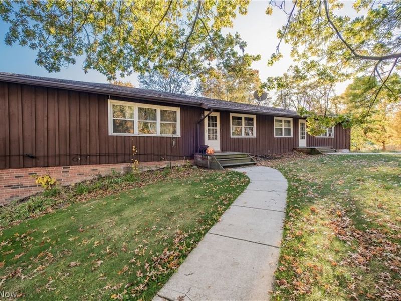 8736 Lynn Park Street NE, Alliance, OH 44601 Photo 2