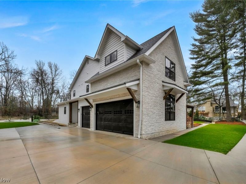 690 Club Drive W, Aurora, OH 44202 Photo 2