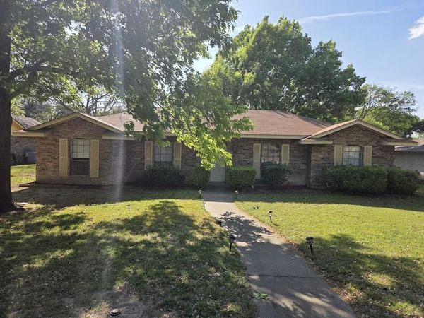 521 Newcastle Drive, DeSoto, TX 75115