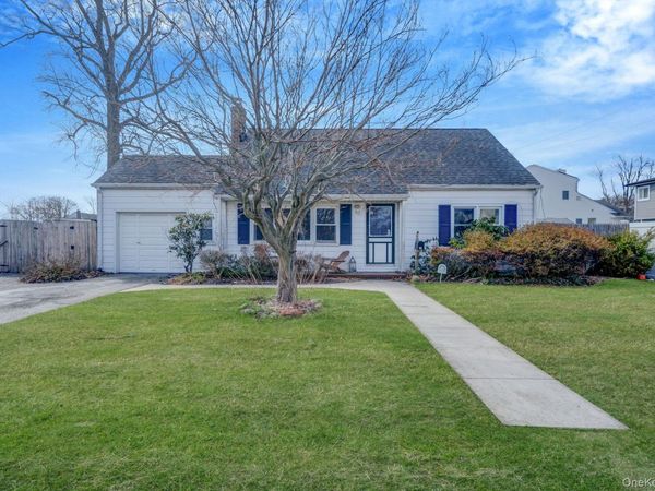 10 Clarence Street , Copiague, NY 11726