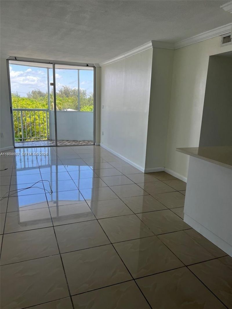 1990 Marseille Dr, Unit 402, Miami Beach, FL 33141 Photo