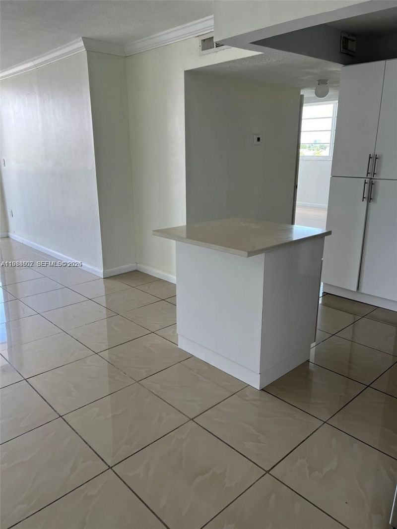 1990 Marseille Dr, Unit 402, Miami Beach, FL 33141 Photo