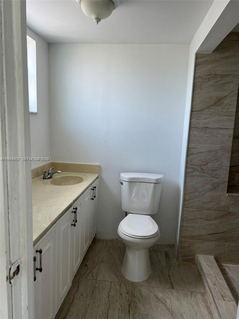 1990 Marseille Dr, Unit 402, Miami Beach, FL 33141 Photo