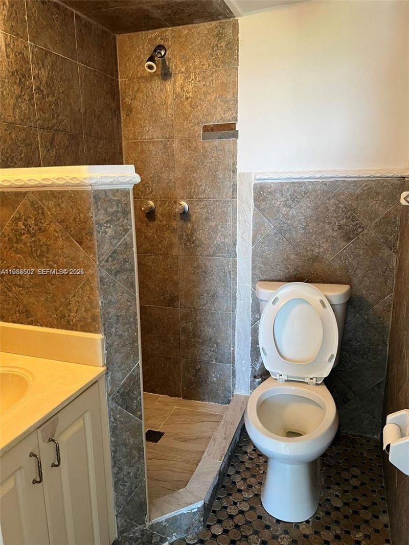 1990 Marseille Dr, Unit 402, Miami Beach, FL 33141 Photo