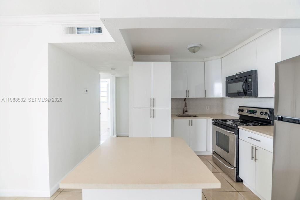 1990 Marseille Dr, Unit 402, Miami Beach, FL 33141 Photo