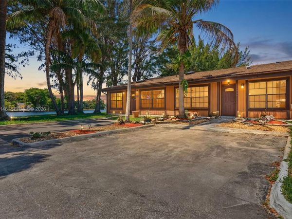 10351 Juniper Ct , Pembroke Pines, FL 33026