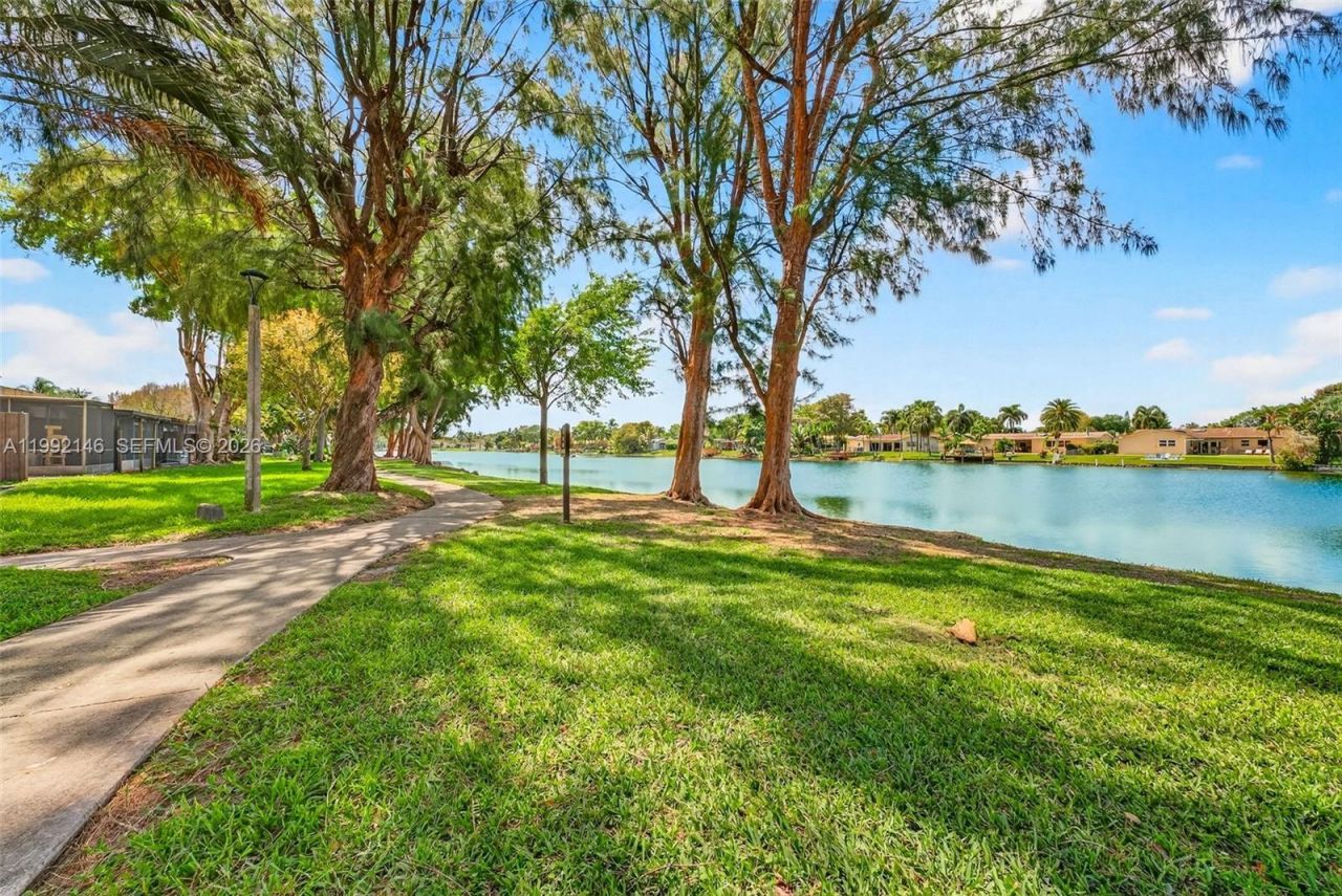 10351 Juniper Ct , Pembroke Pines, FL 33026 Photo