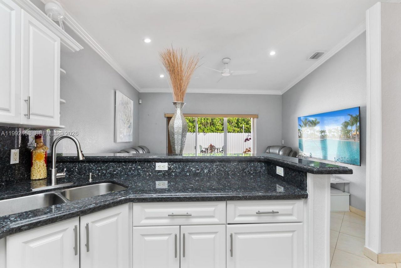 7929 NW 200th Ter, Hialeah, FL 33015 Photo