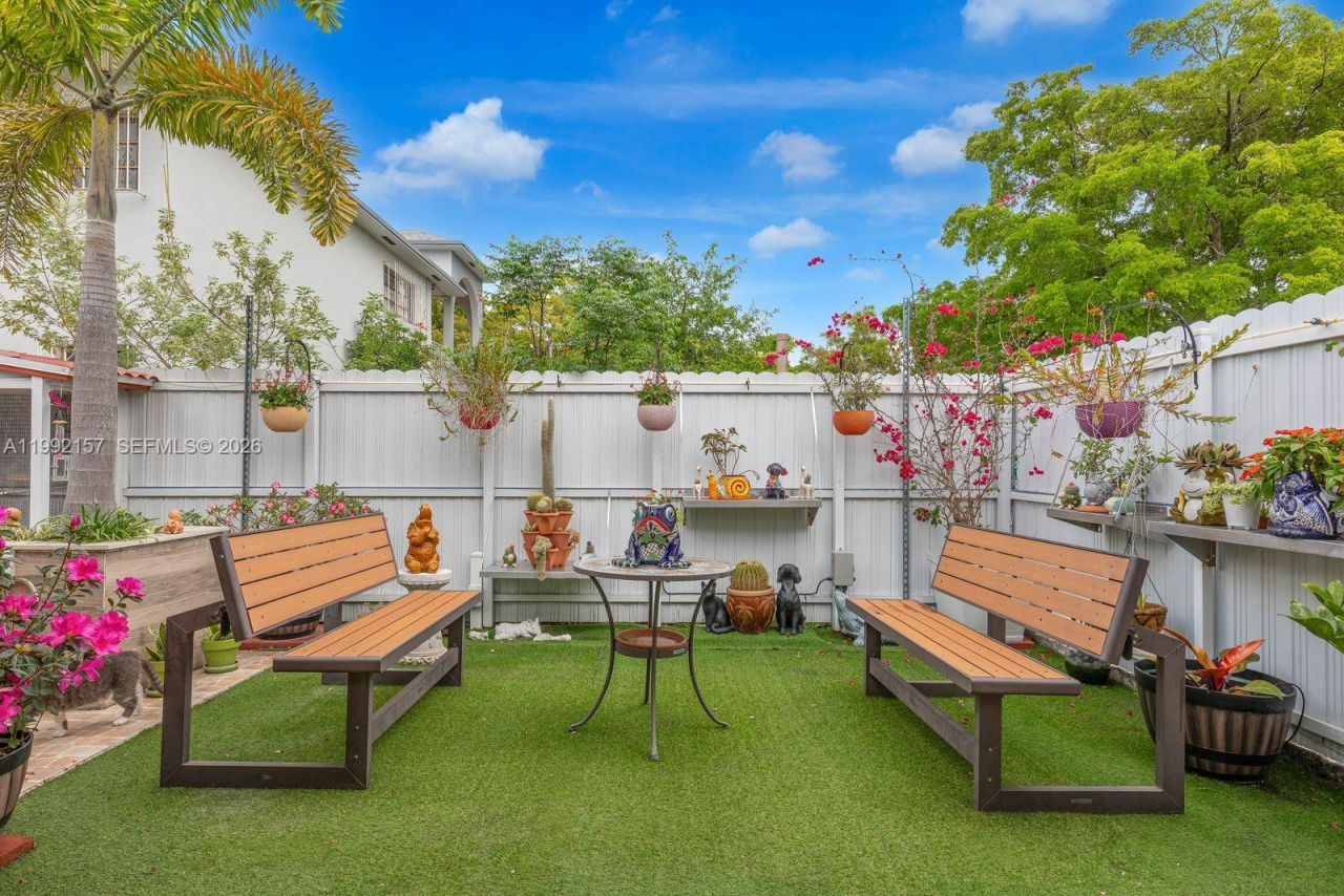 1261 W 43rd Pl, Hialeah, FL 33012 Photo