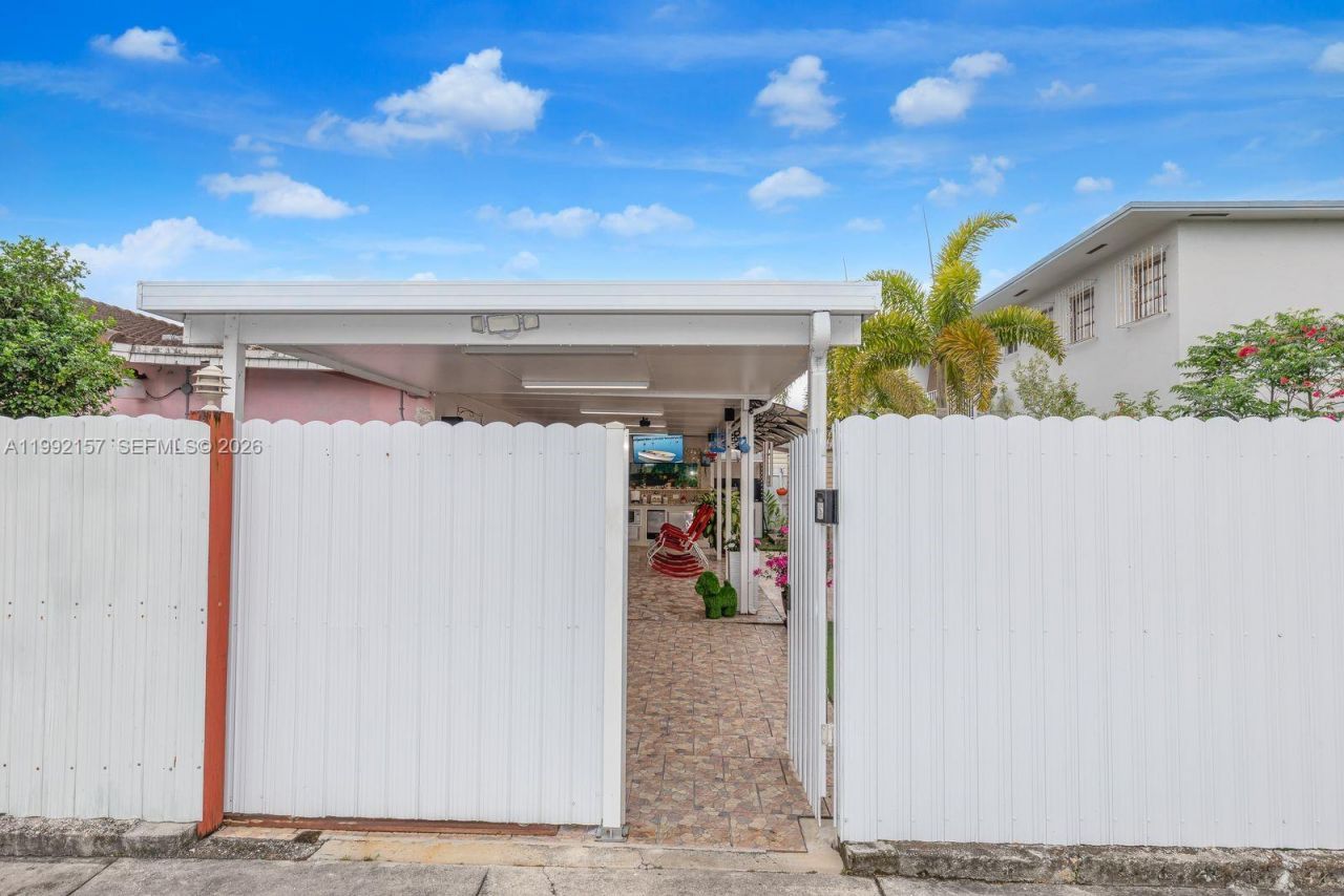 1261 W 43rd Pl, Hialeah, FL 33012 Photo