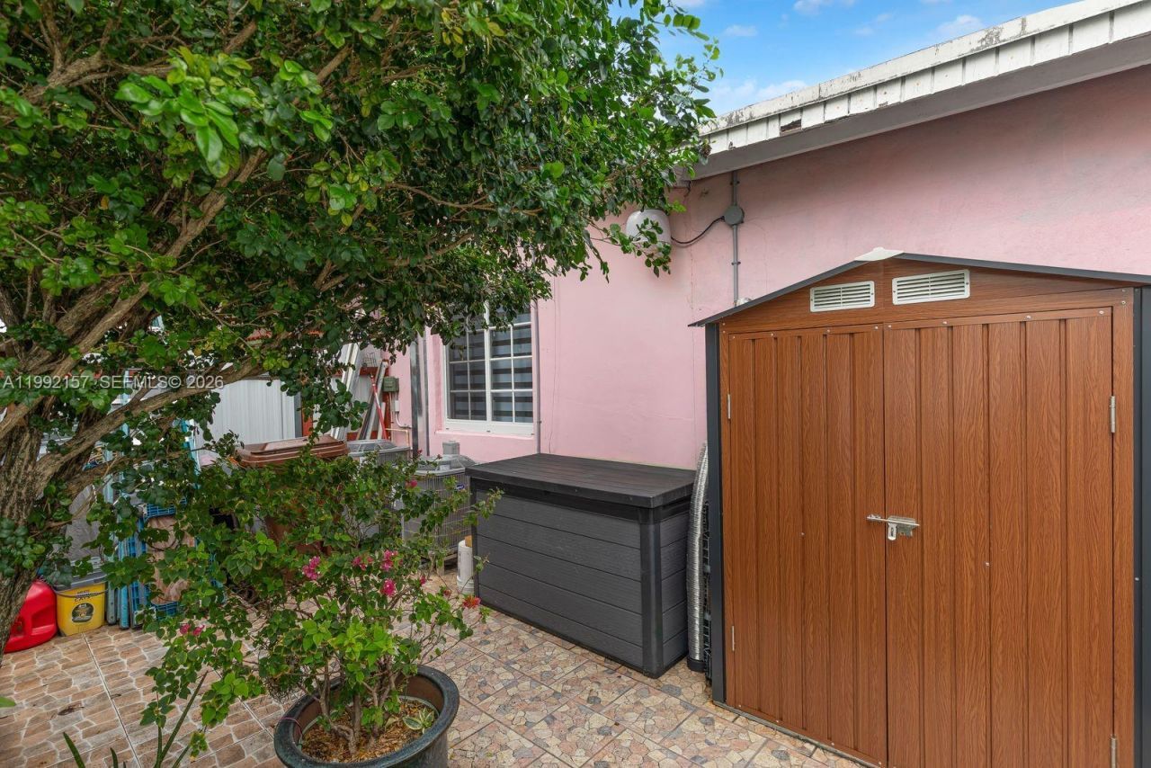 1261 W 43rd Pl, Hialeah, FL 33012 Photo