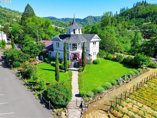 1772 SE Jackson ST, Roseburg, OR 97470