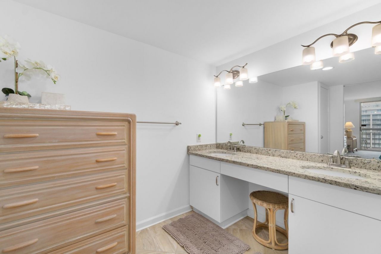 9820 Queensway Blvd.  Photo 24