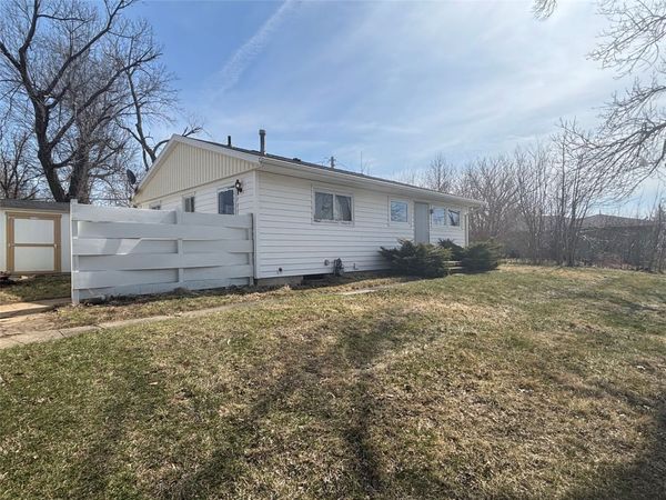 4505 Hiawatha Avenue NE, Cedar Rapids, IA 52402