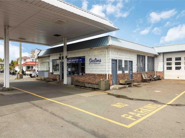 9139 East Saanich Rd , North Saanich, BC V8L 1H6