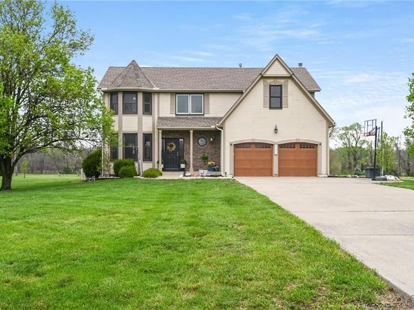 8590 Oak Country Lane, De Soto, KS 66018