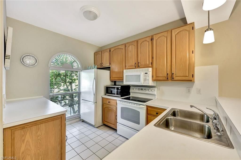 8228 Twelve Oaks Cir, Unit 323, Naples, FL 34113 Photo