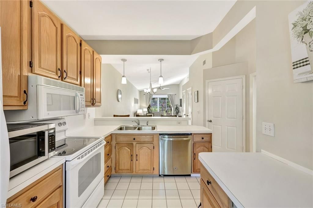 8228 Twelve Oaks Cir, Unit 323, Naples, FL 34113 Photo
