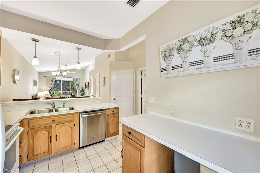 8228 Twelve Oaks Cir, Unit 323, Naples, FL 34113 Photo