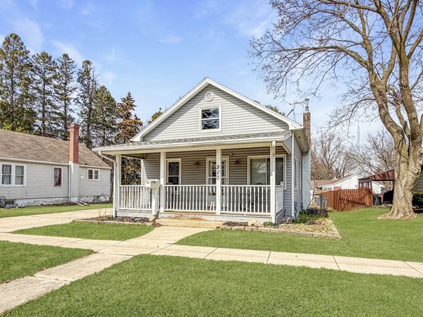 510 W Dewey Street , Freeport, IL 61032