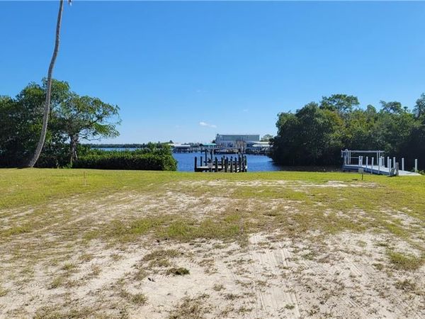323 Shoreland DR, FORT MYERS, FL 33905