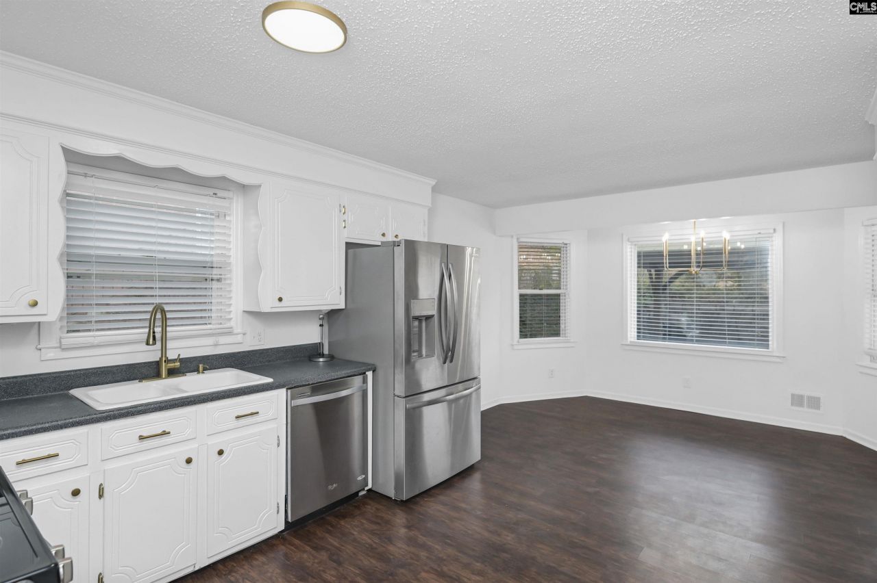 9829 Highgate Road Photo 8