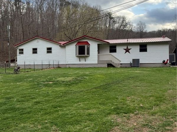 637 Whispering Pines, Alum Creek, WV 25003