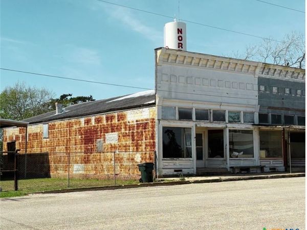 111 Broadway , Nordheim, TX 78141