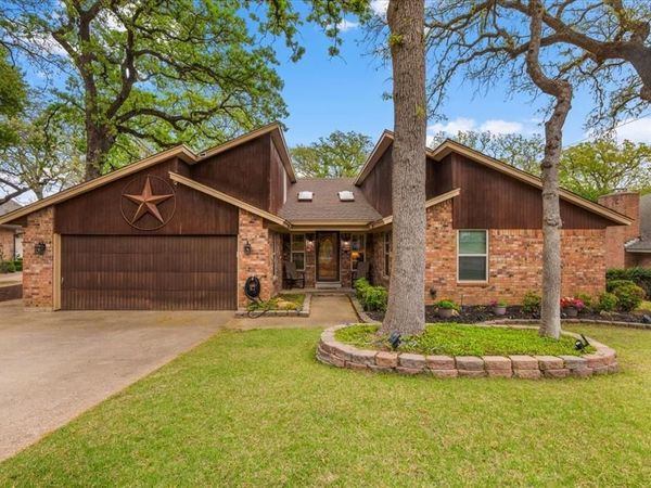 826 Lake Forest Court, Grapevine, TX 76051