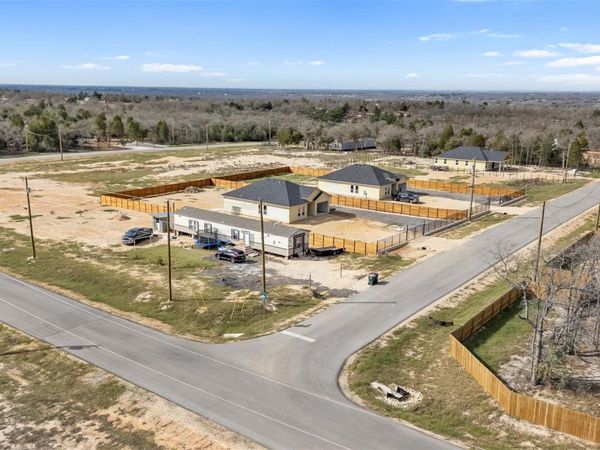 153 Las Alturas DR , Elgin, TX 78621