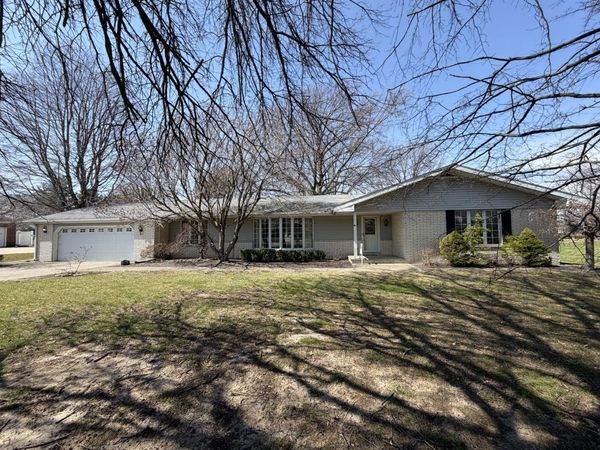 24 S Country Club Road , Mattoon, IL 61938
