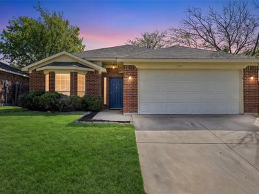 2117 Whispering Wind Street, Fort Worth, TX 76108