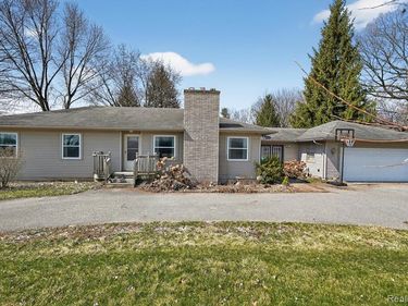 1325 N Linden Road, Flint Twp, MI 48532