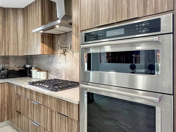 233 W 39th Pl, Hialeah, FL 33012