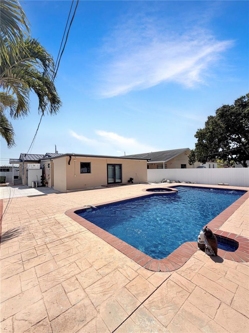 233 W 39th Pl, Hialeah, FL 33012 Photo