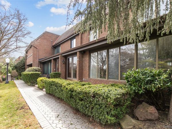 18 Acorn Ponds Drive , Roslyn, NY 11576