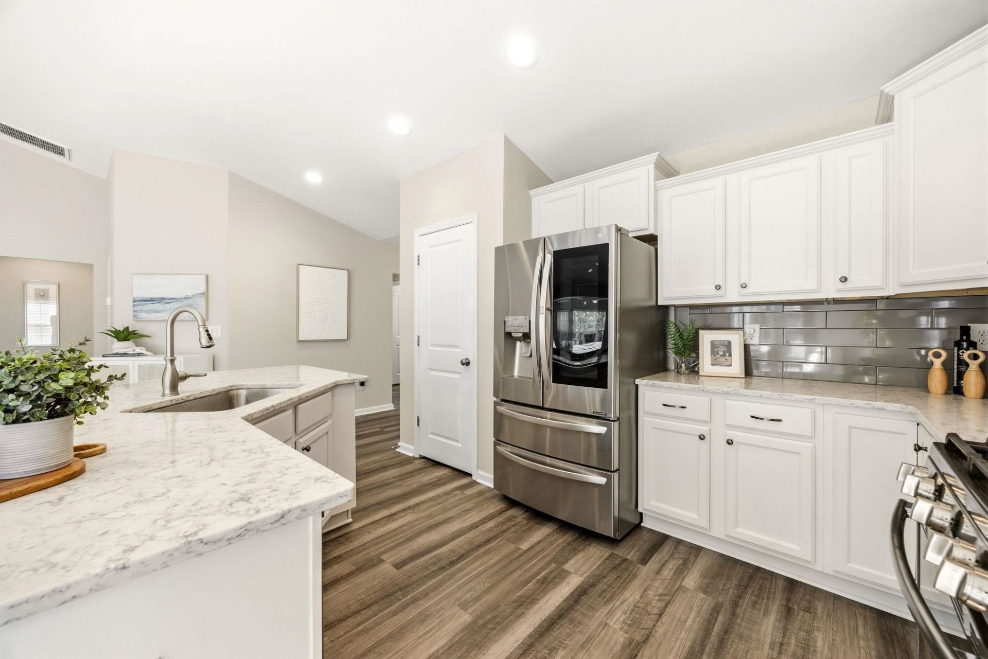 3725 Park Pointe Ave. Photo 14