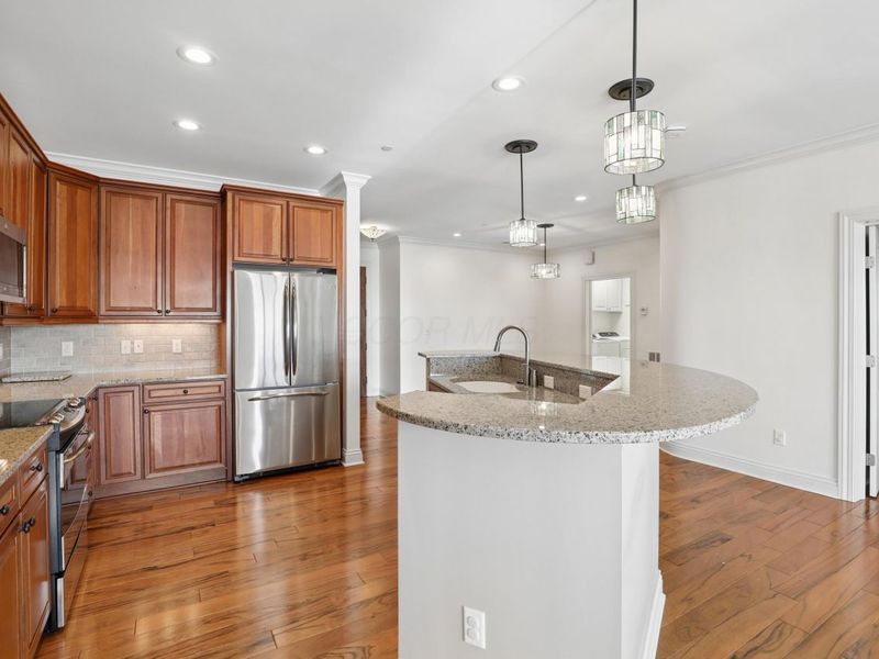 3175 Tremont Road, Unit 504, Columbus, OH 43221 Photo 2