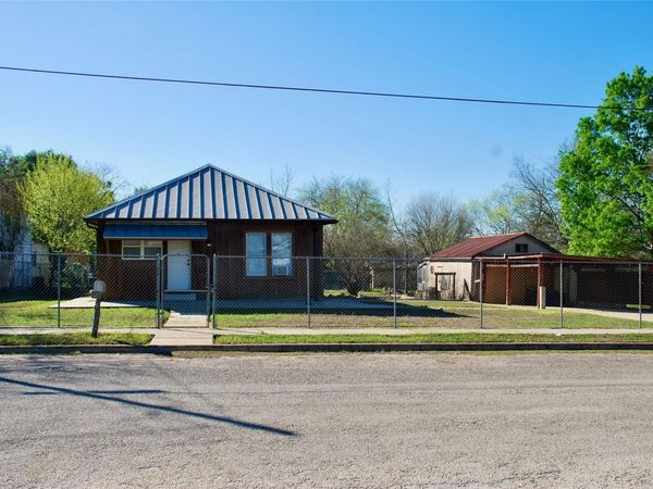 125 W Wallace ST , Gonzales, TX 78629