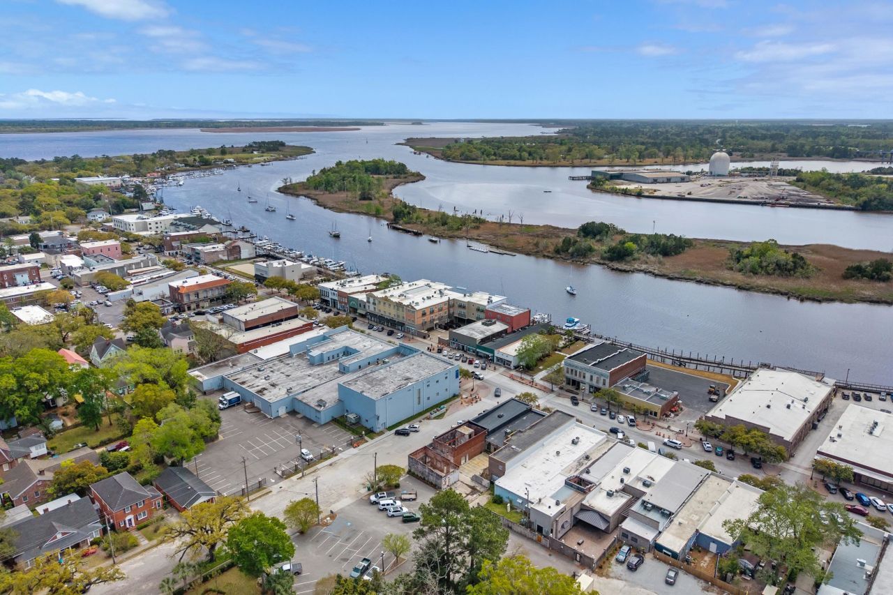 815 Front St. Photo 6