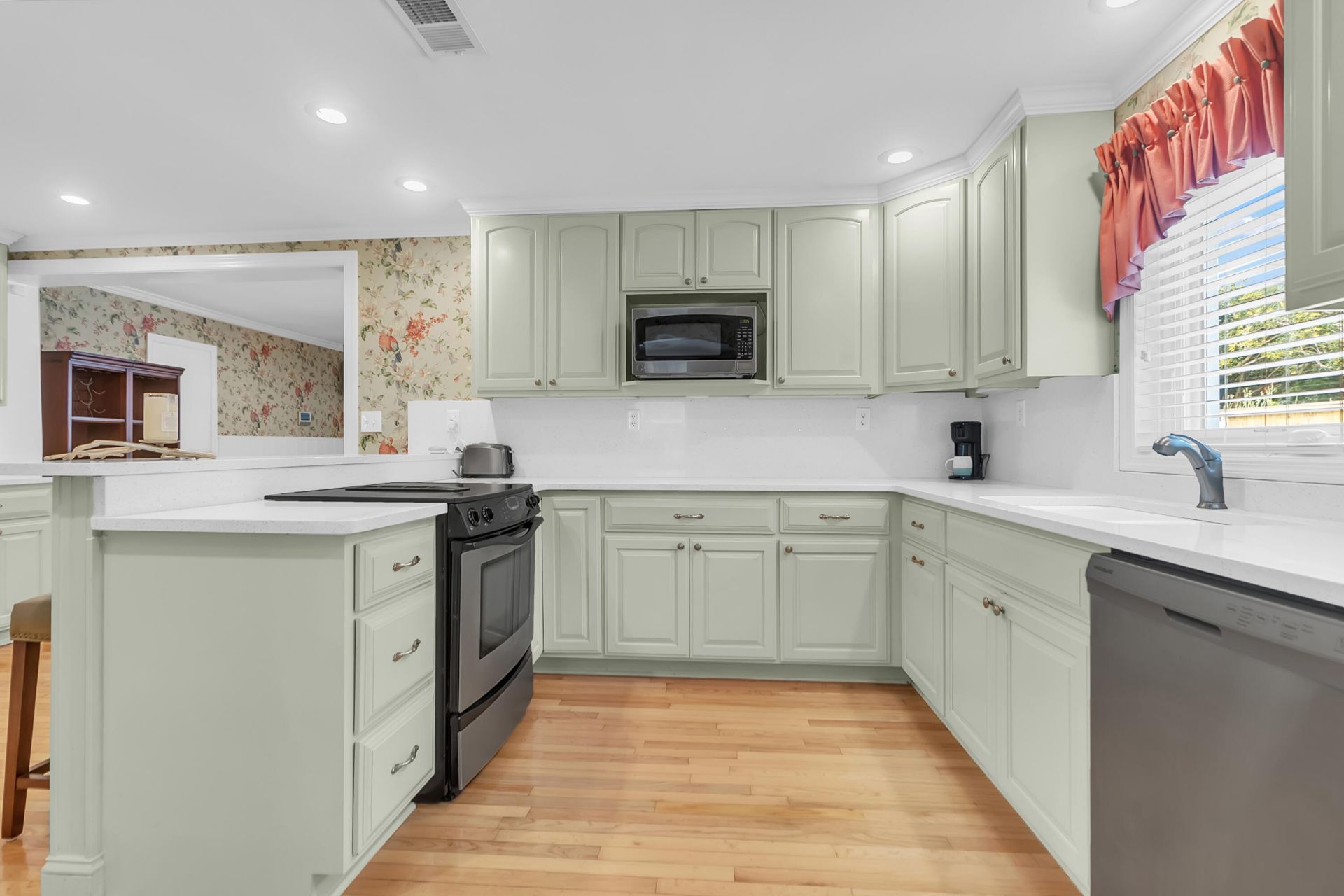 2078 Saint James Drive Photo 14