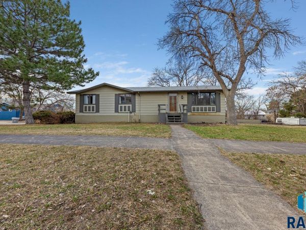 2415 E Franklin St, Pierre, SD 57501
