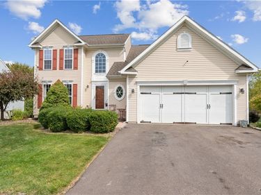 19 Cross Country Drive, Baldwinsville, NY 13027