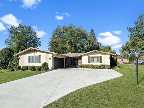 1318 Ridgefield Road, Freeport, IL 61032