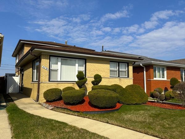 8220 S Mozart Street , Chicago, IL 60652